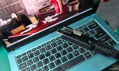 用螺丝固定的USB TYPE-C数据线